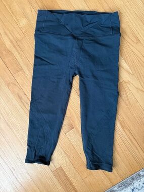 Lululemon cropped leggings with lace detail down calf